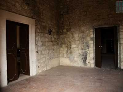 Il resto del castello � costituito da un dedalo d�innumerevoli stanze silenziose che si susseguono per i suoi quasi mille metri quadri di superficie
